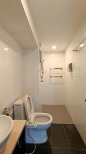 ein weißes Bad mit einem WC und einem Waschbecken in der Unterkunft Signature LOFT EMPIRE CITY WIFI NETFLIX in Petaling Jaya