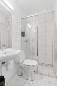 Marina Hotel Lofoten في سفولفير: حمام مع دش ومرحاض ومغسلة