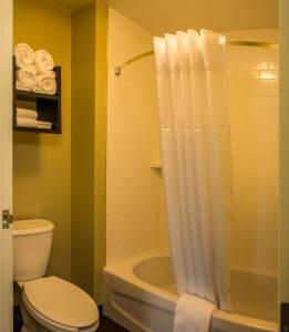 Kylpyhuone majoituspaikassa Staybridge Suites Schererville, an IHG Hotel