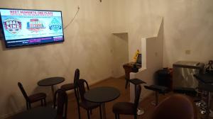TV a/nebo společenská místnost v ubytování Eagle Crater Lake Inn