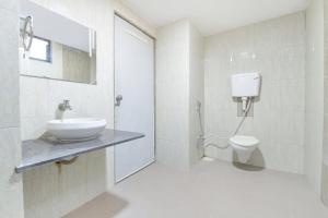 Koupelna v ubytování FabHotel Skyland + 20 fotografií