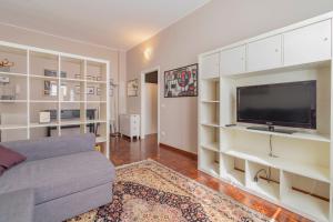 A television and/or entertainment centre at [Portello Apartment] - Accursio 4 Még 17 kép