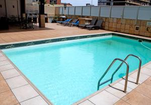 - une grande piscine au-dessus d'un bâtiment dans l'établissement 56 Oceanic Holiday Apartment, à Durban