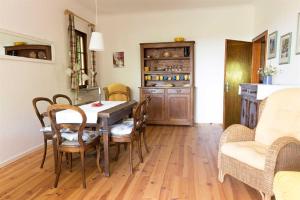 comedor con mesa de madera y sillas en Jagdhaus am Bach, en Waldhölzbach