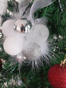 un adorno de ángel blanco en un árbol de Navidad en Diamond 4 Divcibare en Divčibare