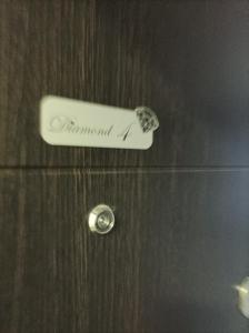 um close-up de uma porta de madeira com um sinal sobre ela em Diamond 4 Divcibare em Divčibare