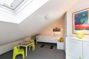 Camera mansardata con letto, tavolo e sedie. di Ferienanlage Neuschwansteinblick Ferienwohnung 108 a Füssen