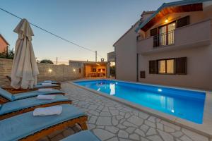 Bazén v ubytovaní Villa Kamen ZadarVillas alebo v jeho blízkosti