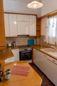 Nhà bếp/bếp nhỏ tại Saffron Apartment in Central Athens