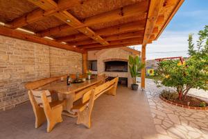 Patio alebo iná vonkajšia časť ubytovania Villa Kamen ZadarVillas