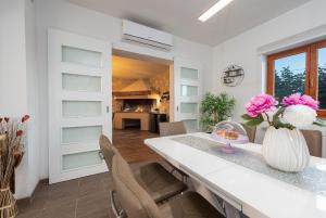 Kuchyňa alebo kuchynka v ubytovaní Villa Kamen ZadarVillas