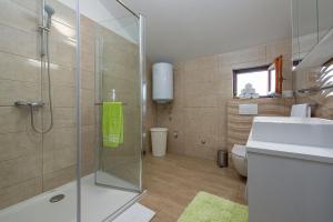 Kúpeľňa v ubytovaní Villa Kamen ZadarVillas