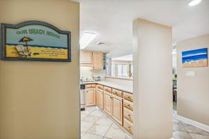 una cocina con una foto en la pared en Holiday Surf & Racquet 614 Condo, en Destin