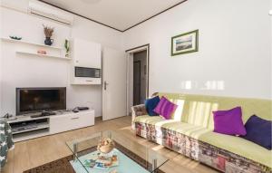 - un salon avec un canapé et une télévision dans l'établissement Nice Apartment In Lovran With Kitchen, à Lovran