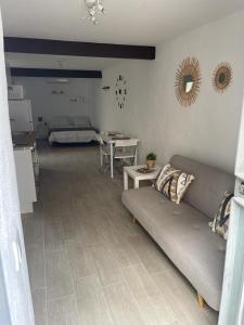 een woonkamer met een bank en een tafel bij La Faraona in Jerez de la Frontera