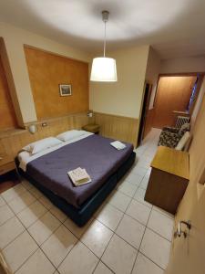 Rúm í herbergi á Albergo Baffo