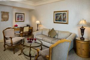 Posezení v ubytování InterContinental Phoenicia Beirut by IHG