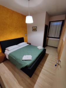 Rúm í herbergi á Albergo Baffo