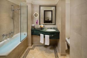 Koupelna v ubytování InterContinental Phoenicia Beirut by IHG