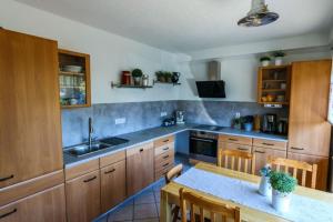 Η κουζίνα ή μικρή κουζίνα στο Ferienwohnung Schöne Aussicht am Rothaarsteig +13 φωτογραφίες