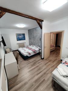 Rúm í herbergi á Albergo Baffo