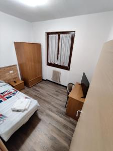 Rúm í herbergi á Albergo Baffo