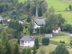 una vista aerea di un piccolo villaggio con una chiesa di Ferienwohnung Schöne Aussicht am Rothaarsteig a Bad Laasphe