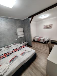 Rúm í herbergi á Albergo Baffo