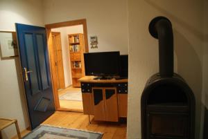 A kitchen or kitchenette at Ferienwohnung Bluntaumühle