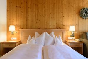 Postel nebo postele na pokoji v ubytování Hotel Montafoner Hof