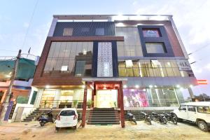 ein Gebäude mit einem davor geparkt in der Unterkunft Hotel Signature Prime Vaishali Nagar Jaipur in Jaipur