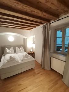 een slaapkamer met een wit bed en een raam bij City Center Golden Roof 5 in Innsbruck