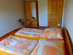 a bedroom with two twin beds and a mirror at Ferienhaus Am Peenestrom in Quilitz