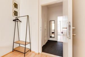 Pokój z lustrem i krzesłem w obiekcie Riben House Prague w Pradze +37 zdjęć