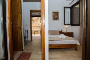 Postel nebo postele na pokoji v ubytování Villa Argyro Triopetra