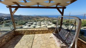 - Balcón con vistas a un edificio en Villa Argyro Triopetra, en Triopetra