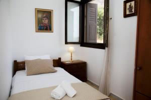 Postel nebo postele na pokoji v ubytování Villa Argyro Triopetra