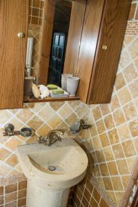 y baño con lavabo y espejo. en Villa Argyro Triopetra, en Triopetra