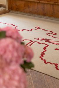 un tapis avec un croquis de cheval sur lui dans l'établissement Country Hotel Residence Da Pilade, à Capoliveri