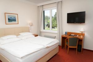 Postel nebo postele na pokoji v ubytování Inselhotel Faakersee + 108 fotografií
