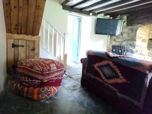 uma sala de estar com um sofá e uma cadeira em Y Cwtch - Panoramic mountain views within Snowdonia's National Park em Dolgellau