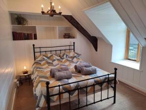 sypialnia z dużym łóżkiem z poduszkami w obiekcie Y Cwtch - Panoramic mountain views within Snowdonia's National Park w mieście Dolgellau