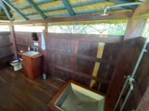 ein Bad mit einer Dusche, einem Waschbecken und einem WC in der Unterkunft Village Fig River Camp in Chiawa