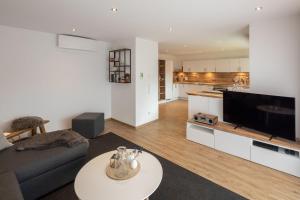 ein Wohnzimmer mit einem Sofa und einem Tisch in der Unterkunft Monusse Boid Wohnung 10 in Pfronten