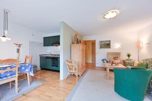 una sala de estar con un sofá y una mesa en Ferienwohnung Am Kienberg, en Pfronten