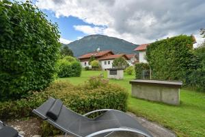 eine Skateboardrampe in einem Hof mit einem Haus in der Unterkunft Ferienwohnung Am Kienberg in Pfronten