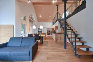 - un salon avec un canapé bleu et un escalier dans l'établissement Ferienwohnung Zugspitze, à Pfronten