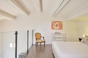 1 dormitorio con 1 cama y 1 silla en Borgo della Spiga, en Cervidone