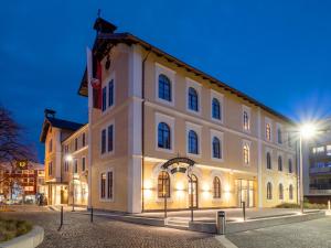 a large white building in a city at night at Kirchenwirt Wörgl in Wörgl