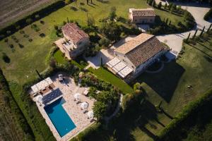una vista aérea de una finca con piscina en Borgo della Spiga, en Cervidone